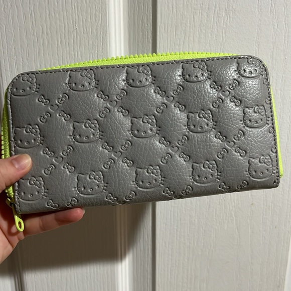 Loungefly Hello Kitty Wallet - Picture 2 of 3
